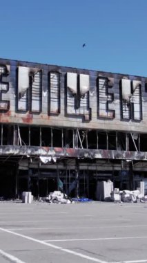 Bu stok dikey video, Bucha 'daki bir alışveriş merkezinin ağır çekimde tahrip edildiğini gösteriyor.