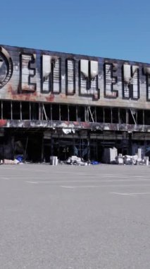 Bu stok dikey video, Bucha 'daki bir alışveriş merkezinin ağır çekimde tahrip edildiğini gösteriyor.