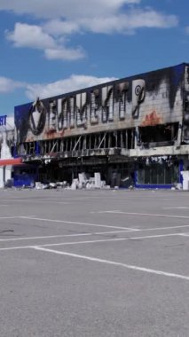 Bu stok dikey video, Bucha 'daki bir alışveriş merkezinin ağır çekimde tahrip edildiğini gösteriyor.