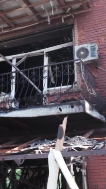 Bu stok dikey video Ukrayna 'daki savaş sırasında Makariv şehrinde yıkılan bir binayı gösteriyor.