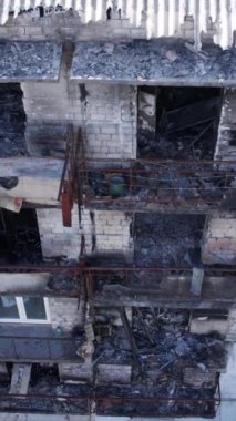 Bu stok dikey video Ukrayna 'daki savaş sırasında Makariv şehrinde yıkılan bir binayı gösteriyor.