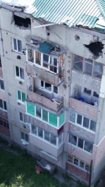 Bu stok dikey video Ukrayna 'daki savaş sırasında Makariv şehrinde yıkılan bir binayı gösteriyor.