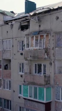 Bu stok dikey video Ukrayna 'daki savaş sırasında Makariv şehrinde yıkılan bir binayı gösteriyor.