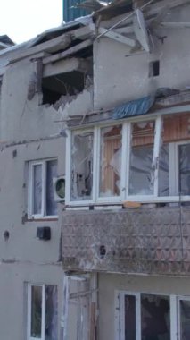Bu stok dikey video Ukrayna 'daki savaş sırasında Makariv şehrinde yıkılan bir binayı gösteriyor.
