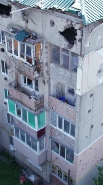 Bu stok dikey video Ukrayna 'daki savaş sırasında Makariv şehrinde yıkılan bir binayı gösteriyor.