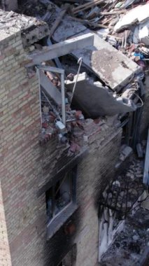 Bu stok dikey video Ukrayna 'daki savaş sırasında Makariv şehrinde yıkılan bir binayı gösteriyor.