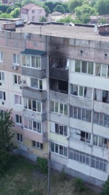 Bu stok dikey video Ukrayna 'daki savaş sırasında Makariv şehrinde yıkılan bir binayı gösteriyor.