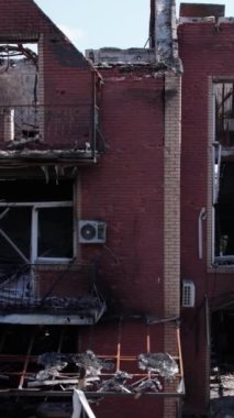 Bu stok dikey video Ukrayna 'daki savaş sırasında Makariv şehrinde yıkılan bir binayı gösteriyor.