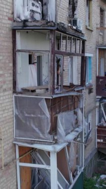 Bu stok dikey video Ukrayna 'daki savaş sırasında Makariv şehrinde yıkılan bir binayı gösteriyor.