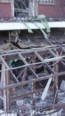 Bu stok dikey video Ukrayna 'daki savaş sırasında Makariv şehrinde yıkılan bir binayı gösteriyor.