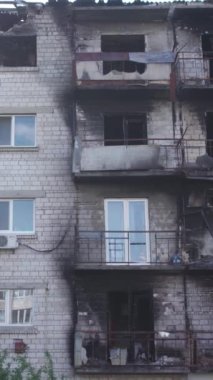 Bu stok dikey video Ukrayna 'daki savaş sırasında Makariv şehrinde yıkılan bir binayı gösteriyor.