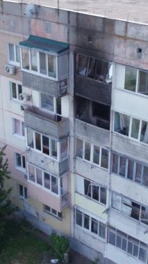 Bu stok dikey video Ukrayna 'daki savaş sırasında Makariv şehrinde yıkılan bir binayı gösteriyor.