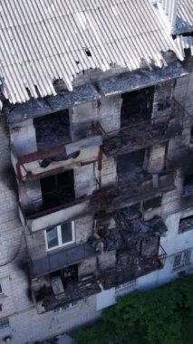 Bu stok dikey video Ukrayna 'daki savaş sırasında Makariv şehrinde yıkılan bir binayı gösteriyor.