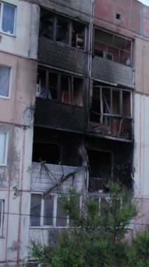 Bu stok dikey video Ukrayna 'daki savaş sırasında Makariv şehrinde yıkılan bir binayı gösteriyor.
