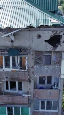 Bu stok dikey video Ukrayna 'daki savaş sırasında Makariv şehrinde yıkılan bir binayı gösteriyor.
