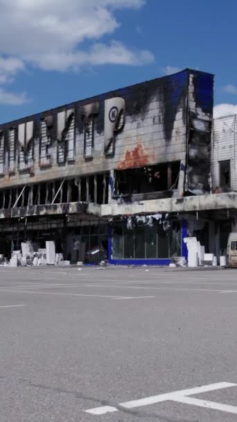 Ten Pionowy Film Pokazuje Zniszczony Budynek Centrum Handlowego Bucha Zwolnionym — Wideo stockowe