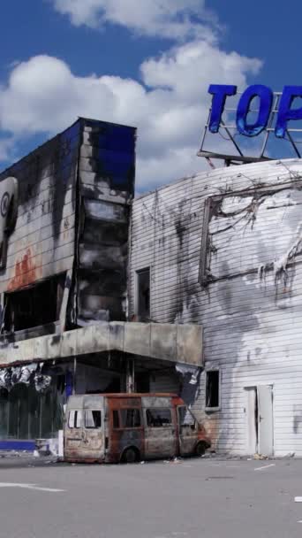 Stock Vertical Video Shows Destroyed Building Shopping Center Bucha Slow — Stockvideo