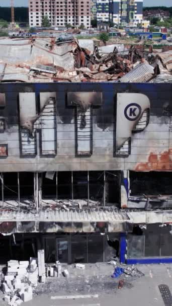 비디오는 Bucha 센터의 파괴된 건물을 줍니다 — 비디오