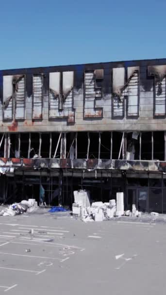 Tämä Pystysuora Video Näyttää Tuhoutuneen Ostoskeskuksen Rakennuksen Buchassa Hidastettuna — kuvapankkivideo