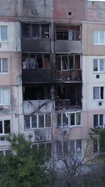 Este Video Vertical Muestra Edificio Destruido Ciudad Makariv Durante Guerra — Vídeo de stock