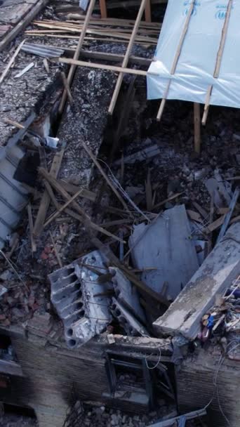 Pionowe Wideo Pokazuje Zniszczony Budynek Mieście Makariv Podczas Wojny Ukrainie — Wideo stockowe