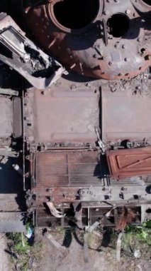 Bu stok dikey video Ukrayna 'daki imha edilmiş askeri ekipmanların hava görüntüsünü gösteriyor.