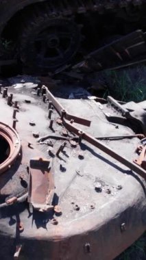 Bu stok dikey video Ukrayna 'daki imha edilmiş askeri ekipmanların hava görüntüsünü gösteriyor.