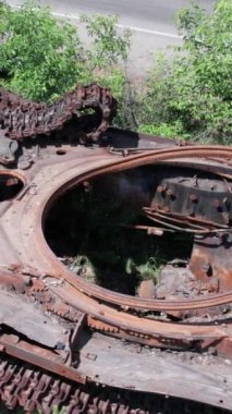 Bu stok dikey video Ukrayna 'daki imha edilmiş askeri ekipmanların hava görüntüsünü gösteriyor.