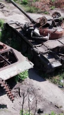Bu stok dikey video Ukrayna 'daki imha edilmiş askeri ekipmanların hava görüntüsünü gösteriyor.