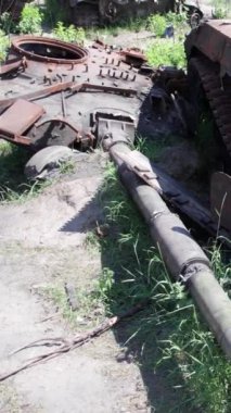 Bu stok dikey video Ukrayna 'daki imha edilmiş askeri ekipmanların hava görüntüsünü gösteriyor.