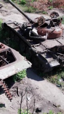 Bu stok dikey video Ukrayna 'daki imha edilmiş askeri ekipmanların hava görüntüsünü gösteriyor.