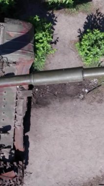 Bu stok dikey video Ukrayna 'daki imha edilmiş askeri ekipmanların hava görüntüsünü gösteriyor.