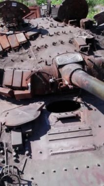 Bu stok dikey video Ukrayna 'daki imha edilmiş askeri ekipmanların hava görüntüsünü gösteriyor.