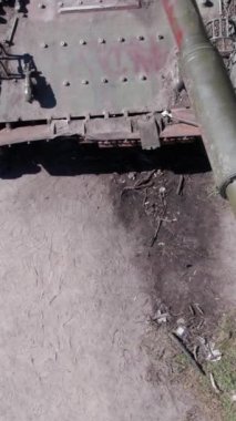 Bu stok dikey video Ukrayna 'daki imha edilmiş askeri ekipmanların hava görüntüsünü gösteriyor.