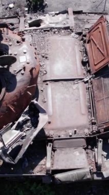 Bu stok dikey video Ukrayna 'daki imha edilmiş askeri ekipmanların hava görüntüsünü gösteriyor.