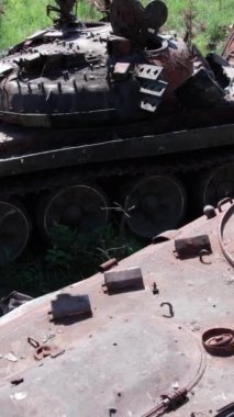 Bu stok dikey video Ukrayna 'daki imha edilmiş askeri ekipmanların hava görüntüsünü gösteriyor.