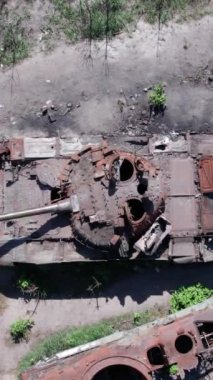 Bu stok dikey video Ukrayna 'daki imha edilmiş askeri ekipmanların hava görüntüsünü gösteriyor.