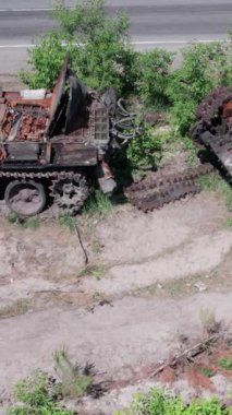 Bu stok dikey video Ukrayna 'daki imha edilmiş askeri ekipmanların hava görüntüsünü gösteriyor.