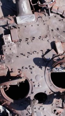 Bu stok dikey video Ukrayna 'daki imha edilmiş askeri ekipmanların hava görüntüsünü gösteriyor.