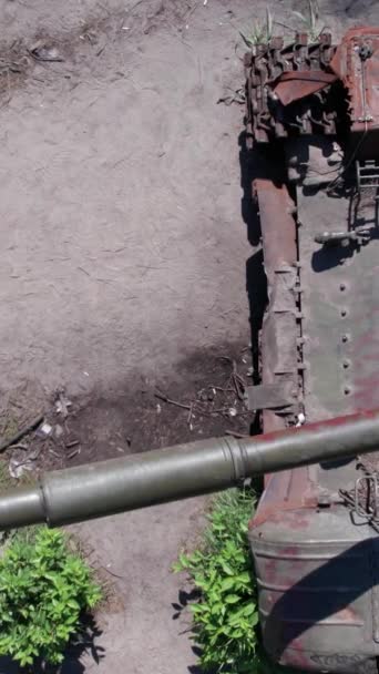 Ten Pionowy Film Pokazuje Widok Powietrza Zniszczonego Sprzętu Wojskowego Ukrainie — Wideo stockowe
