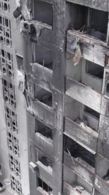 Bu dikey borsa videosu Ukrayna 'daki savaşın sonucunu gösteriyor. Borodyanka, Bucha bölgesindeki harap olmuş bir bina. Gri, renksiz, düz.