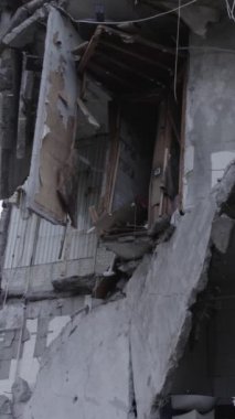 Bu dikey borsa videosu Ukrayna 'daki savaşın sonucunu gösteriyor. Borodyanka, Bucha bölgesindeki harap olmuş bir bina. Gri, renksiz, düz.