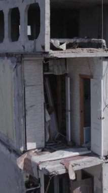 Bu dikey borsa videosu Ukrayna 'daki savaşın sonucunu gösteriyor. Borodyanka, Bucha bölgesindeki harap olmuş bir bina. Gri, renksiz, düz.