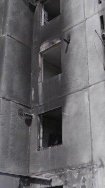 Bu dikey borsa videosu Ukrayna 'daki savaşın sonucunu gösteriyor. Borodyanka, Bucha bölgesindeki harap olmuş bir bina. Gri, renksiz, düz.