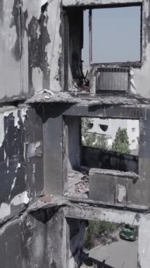 Bu dikey borsa videosu Ukrayna 'daki savaşın sonucunu gösteriyor. Borodyanka, Bucha bölgesindeki harap olmuş bir bina. Gri, renksiz, düz.