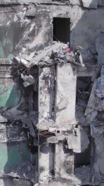 Bu dikey borsa videosu Ukrayna 'daki savaşın sonucunu gösteriyor. Borodyanka, Bucha bölgesindeki harap olmuş bir bina. Gri, renksiz, düz.