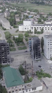 Bu dikey borsa videosu Ukrayna 'daki savaşın sonucunu gösteriyor. Borodyanka, Bucha bölgesindeki harap olmuş bir bina. Gri, renksiz, düz.