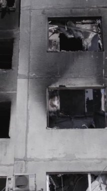 Bu dikey borsa videosu Ukrayna 'daki savaşın sonucunu gösteriyor. Borodyanka, Bucha bölgesindeki harap olmuş bir bina. Gri, renksiz, düz.