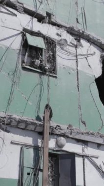 Bu dikey borsa videosu Ukrayna 'daki savaşın sonucunu gösteriyor. Borodyanka, Bucha bölgesindeki harap olmuş bir bina. Gri, renksiz, düz.