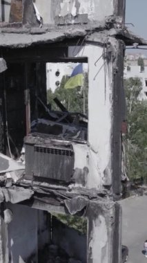 Bu dikey borsa videosu Ukrayna 'daki savaşın sonucunu gösteriyor. Borodyanka, Bucha bölgesindeki harap olmuş bir bina. Gri, renksiz, düz.